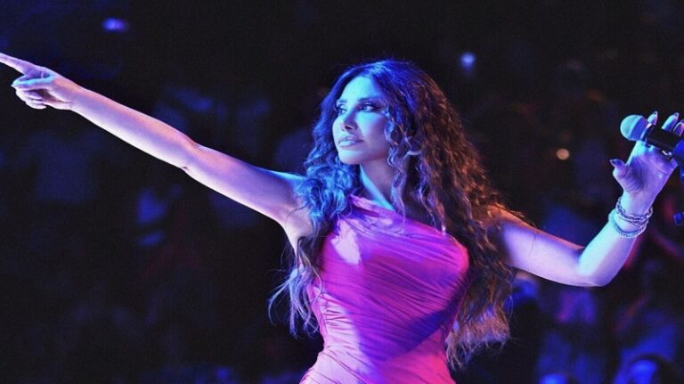 اقتحم المسرح واحتضن نجوى كرم! (فيديو)