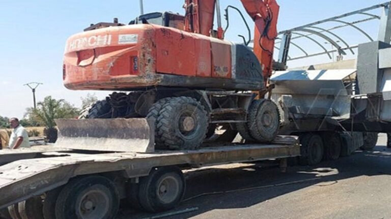 وفاة شخص وإصابة اثنين بسقوط جسر مشاة (صور)