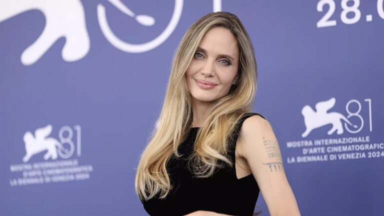 أنجلينا جولي مغرومة؟ (صورة)