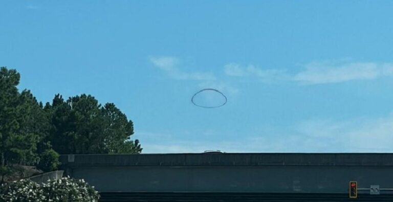 حلقة سوداء في سماء فرجينيا الأميركية! (فيديو)