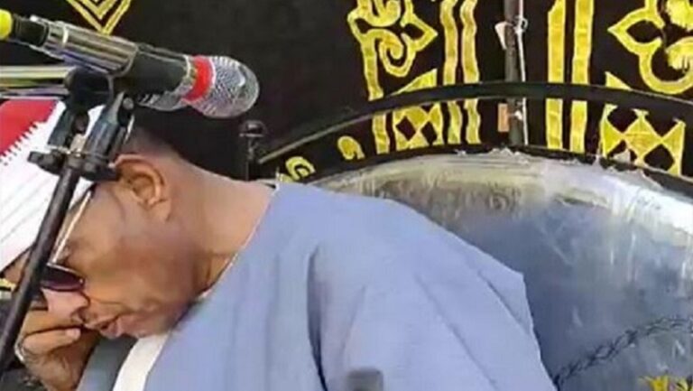 رد على اتصال خلال قراءته القرآن! (فيديو)