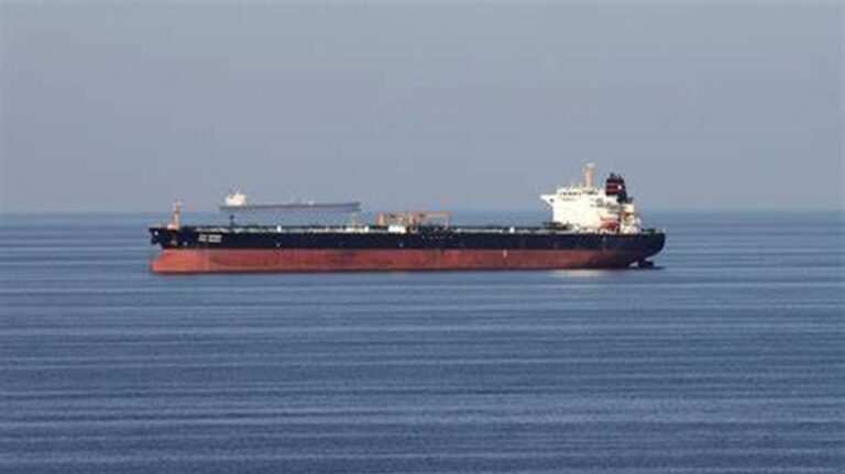 إنقاذ ناقلة النفط العالقة في البحر الأحمر؟