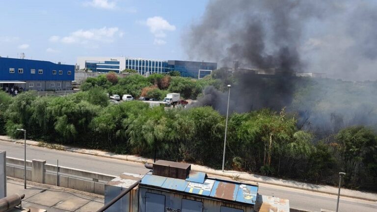 بالفيديو.. اشتعال سيارة في محيط مطار بيروت