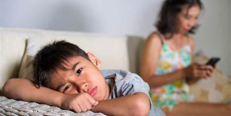 كيف يؤثر إهمال الأطفال في الصغر على حياتهم مستقبلا؟