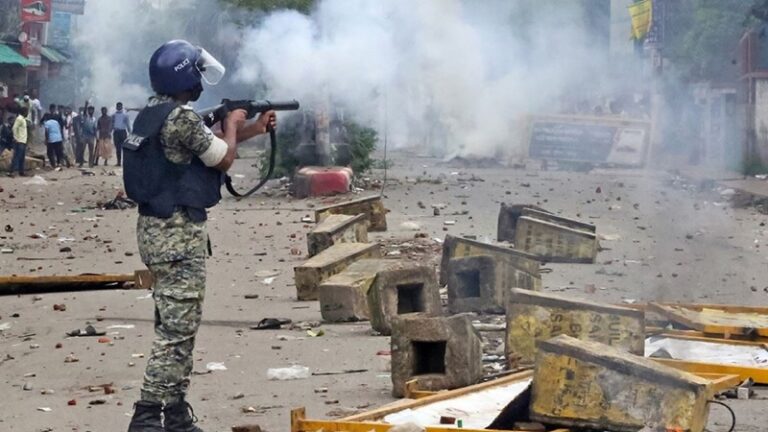 رئيسة وزراء بنغلادش تفر من مقرها.. ومحتجون يقتحمونه