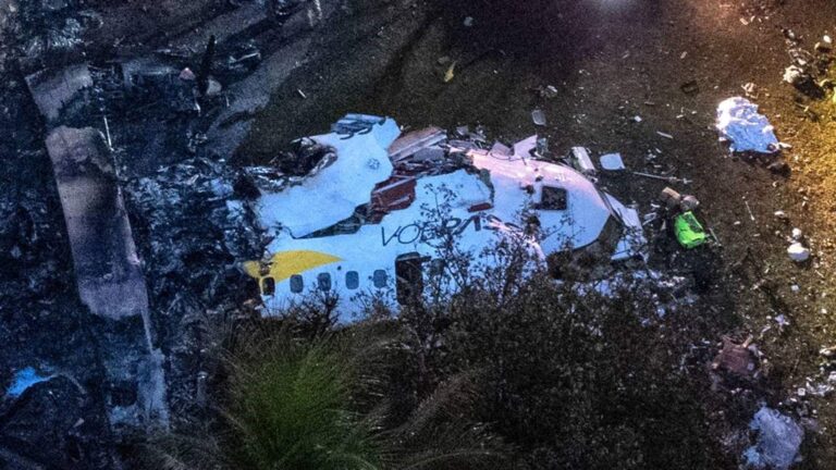 انتشال جثث الأشخاص الذين لقوا حتفهم بسقوط طائرة في البرازيل