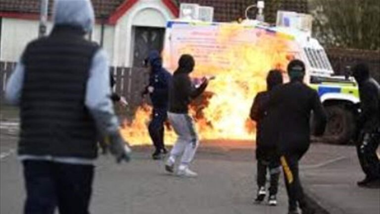 إصابة 10 عناصر شرطة في إيرلندا الشمالية