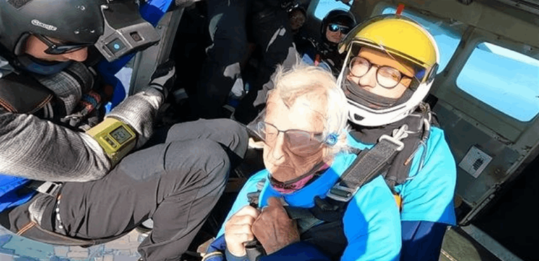 قفزت بالمظلة إحتفالاً بعيدها الـ102! (فيديو)