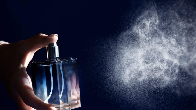 علامة تجارية إيطالية تبتكر عطراً للكلاب! (فيديو)