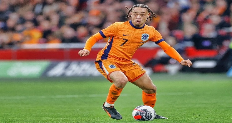 رسمياً.. باريس سان جيرمان يُعلن مصير تشافي سيمونز