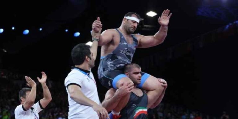 مصارع إيراني يُثير إعجاب الجماهير بعدما حمل منافسه على أكتافه
