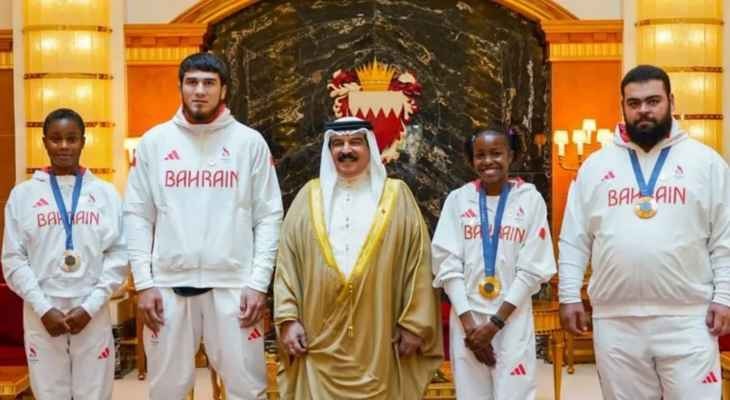 ملك البحرين يكرّم المتوجين بميداليات أولمبية