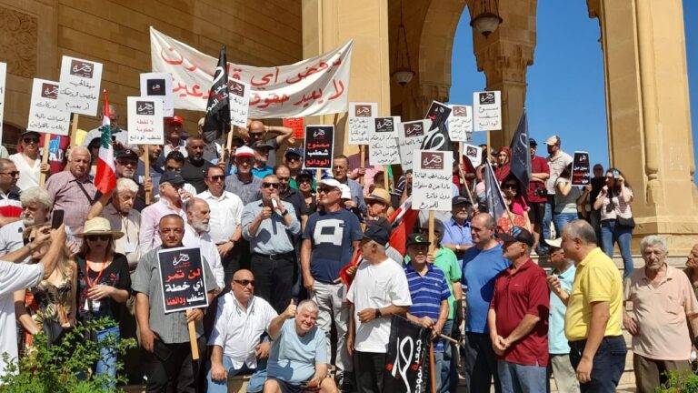 تظاهرة للمودعين في بيروت: الحكومة تطرح خطط شيطانية