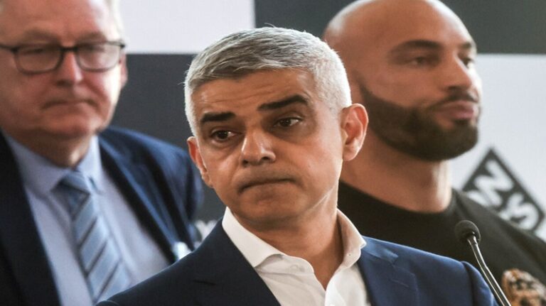 خوف في بريطانيا من الذهاب إلي المسجد!