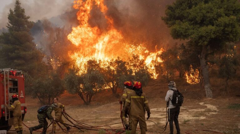 عمليات إجلاء بسبب الحرائق قرب أثينا (فيديو)