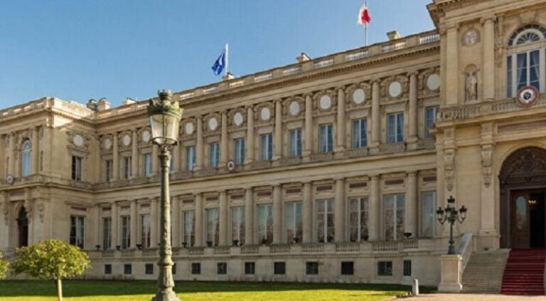 فرنسا تطالب بالإفراج عن مواطنها المعتقل في روسيا