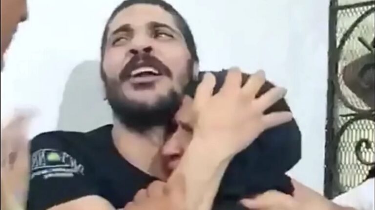 بالفيديو ـ احتضنت قاتـ.ـل إبنها.. وسامحته!