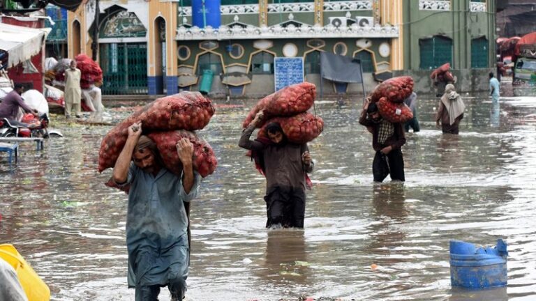 الفيضانات تغمر “لاهور” في باكستان (فيديو)