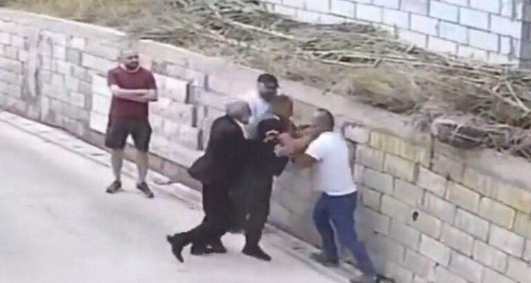 رئيس بلديّة يعتدي على مهندس! (فيديو)