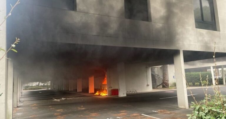 بالفيديو والصور.. انفجار وحريق أمام “كنيس” يهودي في فرنسا