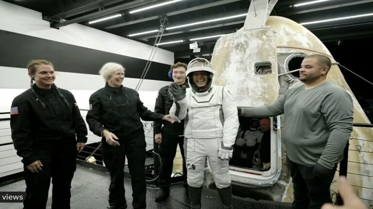 بالفيديوهات .. عودة أول مجموعة سياحية من الفضاء إلى الأرض