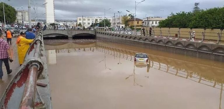 مصرع شخصين بفيضانات غير مسبوقة في الجزائر (فيديو)