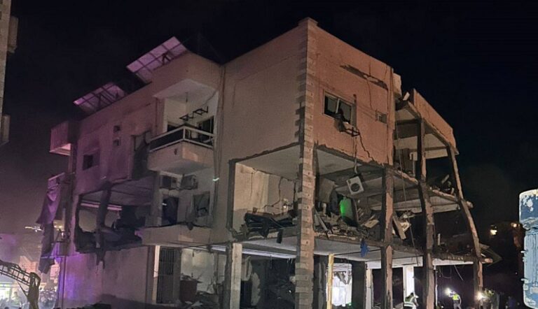 المبنى المستهدف في كفررمان غير مأهول.. وإصابات طفيفة