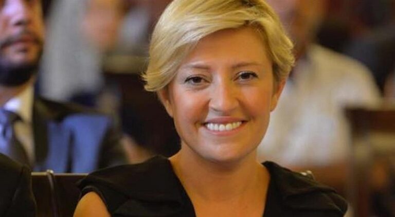 أمل شعبان تداوم في “التربية”.. ولا تعمل!