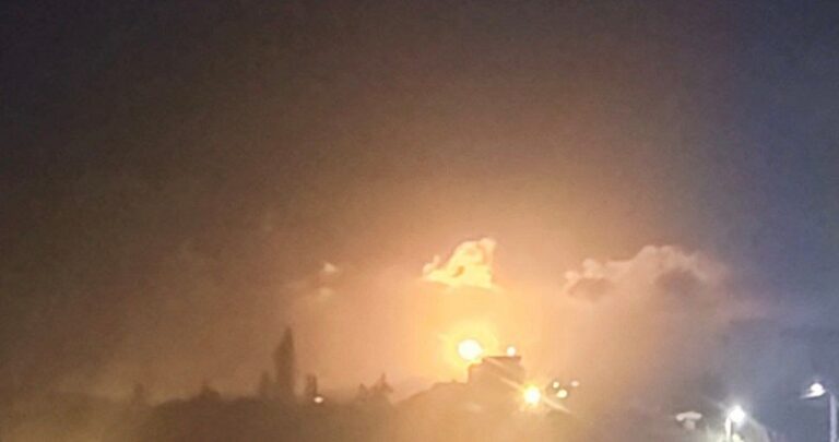 4 قذائف ضوئية بين مارون الراس وعيترون