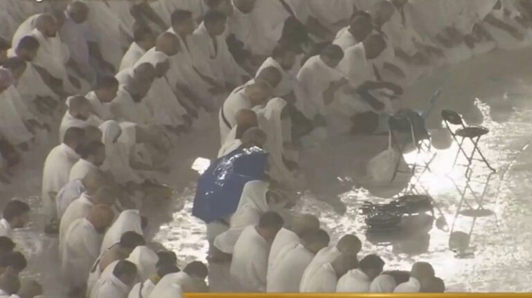 صلاة تحت الأمطار في الكعبة (فيديو)