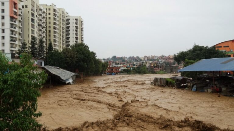 بالفيديو.. السيول تودي بحياة العشرات في النيبال
