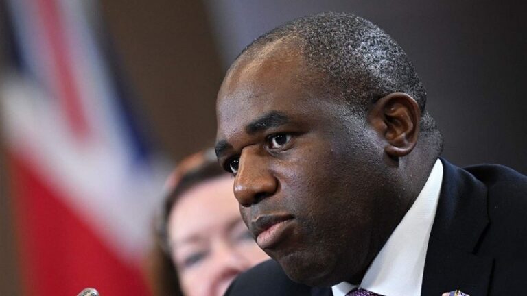 وزير الخارجية البريطاني متصلاً بميقاتي: لإيجاد حل واستعادة الإستقرار