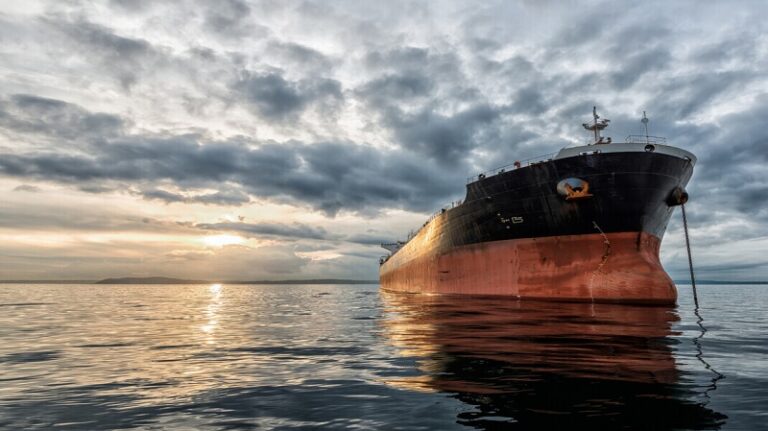 صور جوية للناقلة “سونيون” لحظة احتراقها بالبحر الأحمر