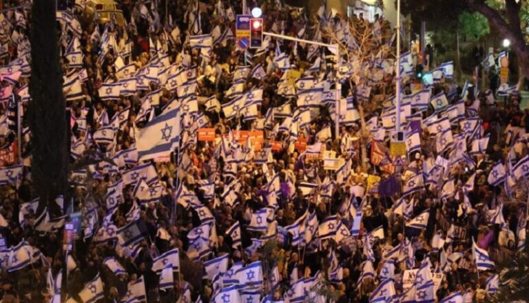 بالفيديو ـ شرطة الاحتلال تُنقذ وزير التربية الصهيوني من المتظاهرين