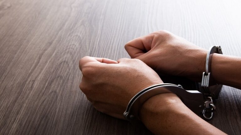 جابي كهرباء مختلس.. في قبضة الأمن! (صورة)