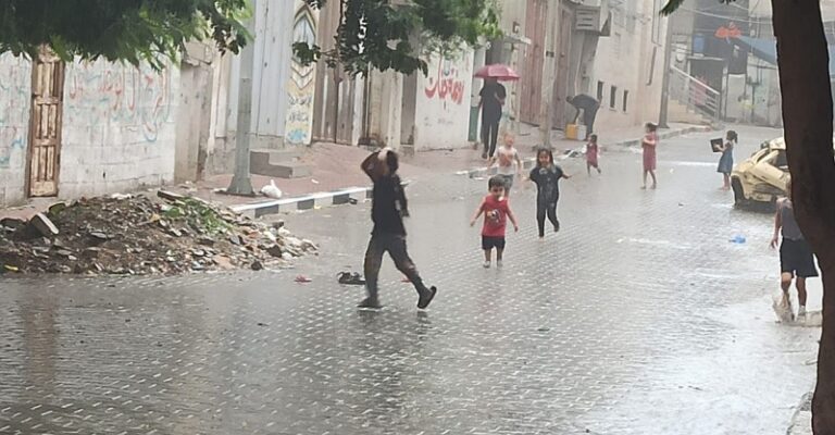 أطفال غزة يستقبلون الأمطار بالفرح! (فيديو)