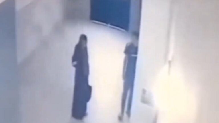 “وحش بشري” يعتدي على مسنة بالضرب! (فيديو)