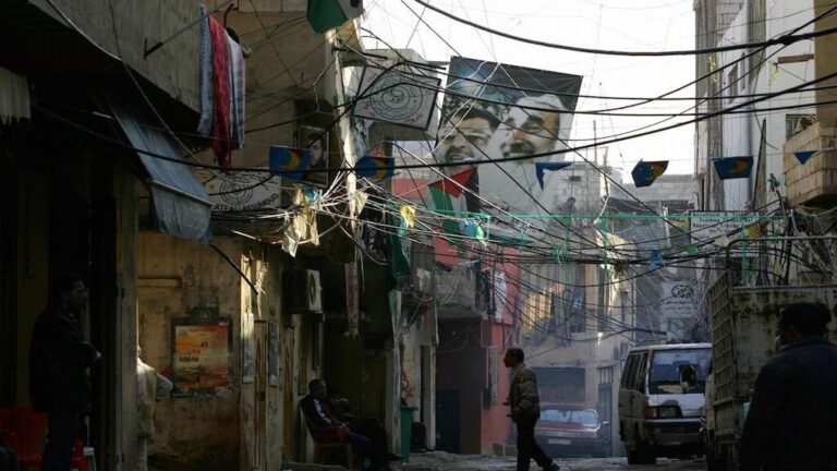 بالصور – سقوط شرفة في عين السكة