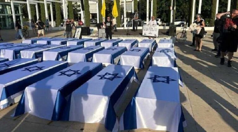 بالفيديو.. عائلات الأسرى الصهاينة تتظاهر بـ”التوابيت” وسط “تل أبيب”