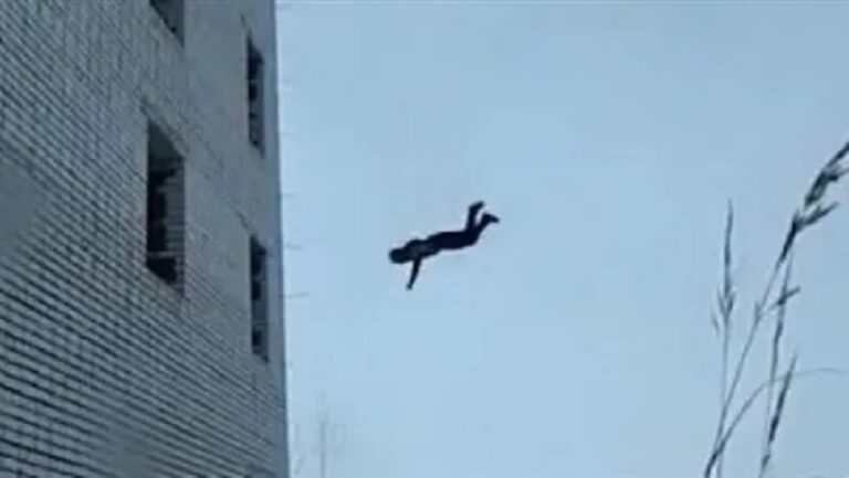 سقوط طفل من السطح.. حاول المساعدة!