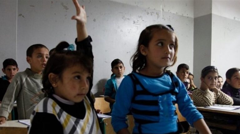 تعليم السوريين “غير الشرعيين”: حقّ التعلم أم “توطين مُقنّع”؟