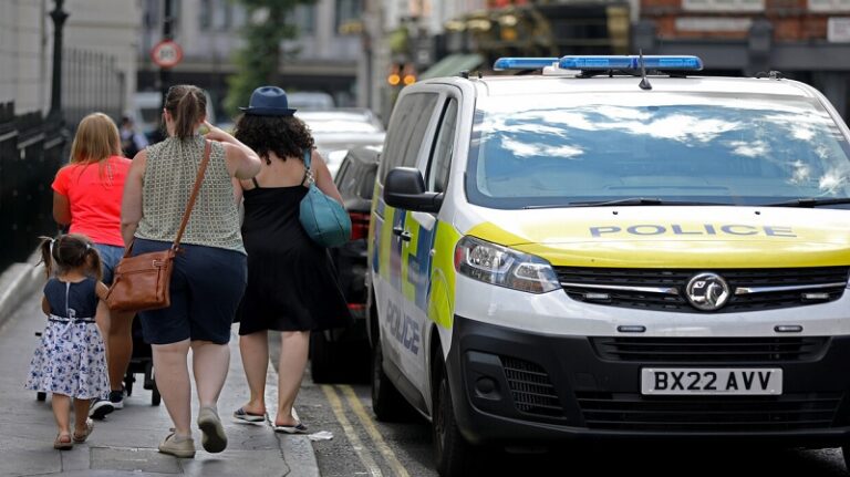 توقيف 4 إيرانيين بقضية “إرهاب” في بريطانيا