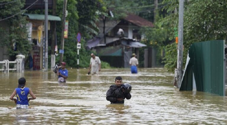 82 قتيلاً بفيضانات تكساس (فيديو)