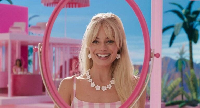 نجمة “باربي” تستعرض حملها (صور)