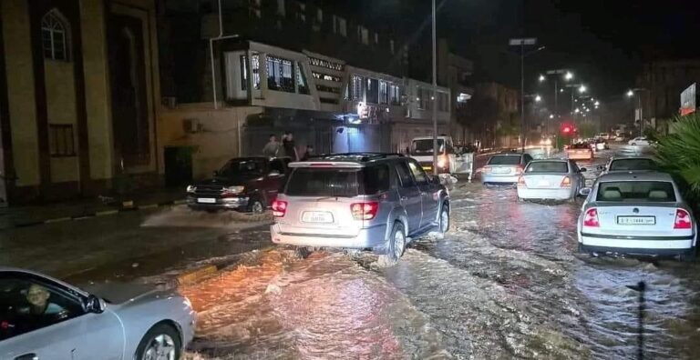 قتيلان وجرحى بسيول ليبيا (فيديو)