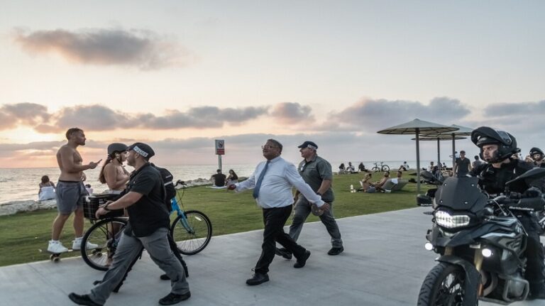 معاقبة امرأة ألقت الرمال على بن غفير