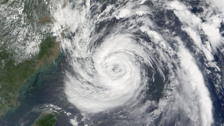 إعصار “ميليسا” يضرب كوبا.. وإجلاء أكثر من 735 ألف شخص (فيديو)