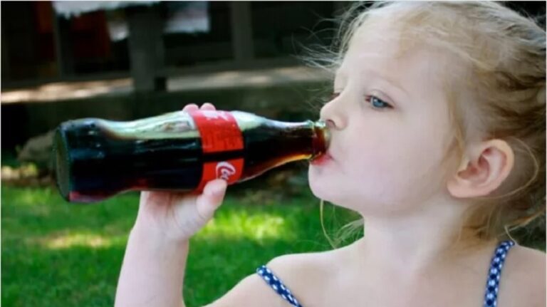 كيف تؤثر المشروبات الغازية على جسم الأطفال؟