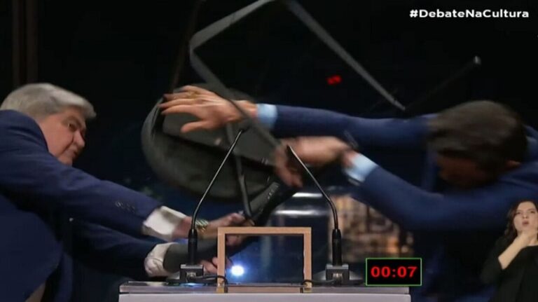 اعتداء مرشح برازيلي على منافسه بكرسي! (فيديو)