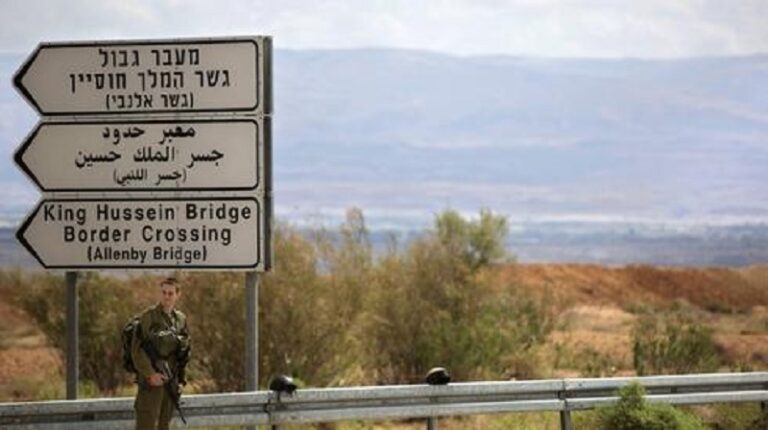 لحظة إطلاق النار عند معبر “اللنبي” بين الضفة والأردن (فيديو)